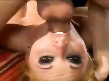 Scopa la faccia da zoccola di questa bionda