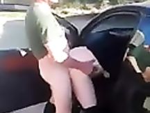 Scopata in un parcheggio in pieno giorno