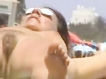 Belle fighe nude in spiaggia