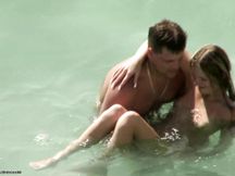 Coppia tedesca nudista fa sesso in mare