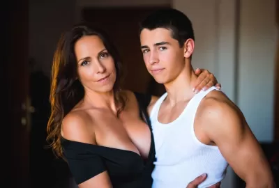 Mamme che nei racconti masturbano e scopano i figli.