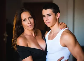 Mamme che nei racconti masturbano e scopano i figli.