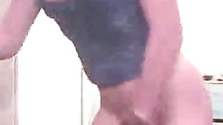 Bella donna con due cazzi di gomma