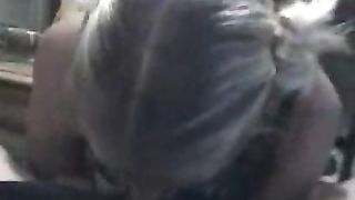 Bella biondina sbocchina in ginocchio