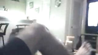 Bella biondina sbocchina in ginocchio