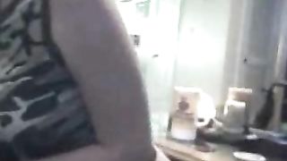 Bella biondina sbocchina in ginocchio