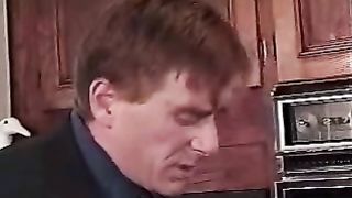 Video porno - ragazza bionda pompino in cucina