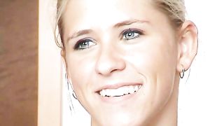 Video porno - troia tettona si masturba