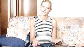 Video porno - troia tettona si masturba