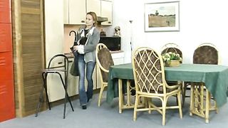 Anteprima del video: Video porno - ditalino sul divano