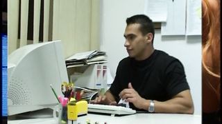 Video porno - bionda fottuta in tutti i buchi