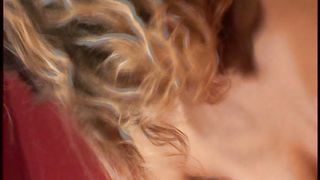 Video porno - bionda fottuta in tutti i buchi