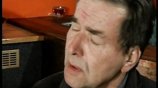 Video porno - masturbazione con dildo di vetro