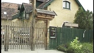 Video porno - troiona trombata su divano giallo