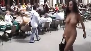 Video Amatoriali - Troietta nuda in strada