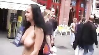 Video Amatoriali - Troietta nuda in strada