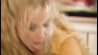 Video porno - donna si masturba con dildo