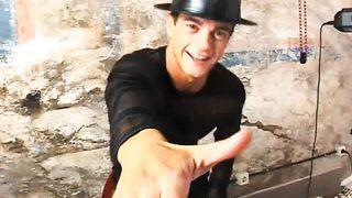 Anteprima del video: Biondina fa una sega mentre naviga su internet