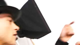 Biondina fa una sega mentre naviga su internet