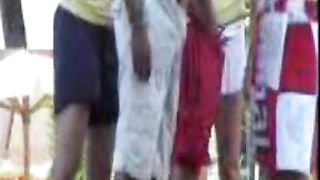 Video porno - puttana divora quattro cazzi