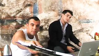 Moglie si masturba con dildo enorme