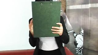 Moglie si masturba con dildo enorme