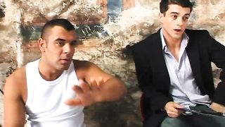 Moglie si masturba con dildo enorme