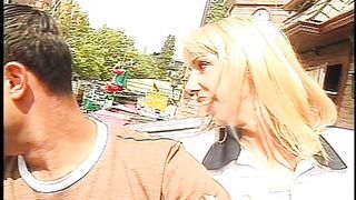 Video porno - pompino in cambio di un passaggio in auto