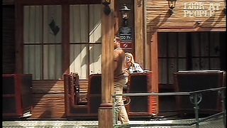 Video porno - pompino in cambio di un passaggio in auto