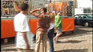 Video porno - pompino in cambio di un passaggio in auto