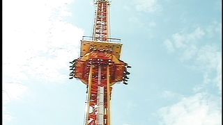 Video porno - pompino in cambio di un passaggio in auto