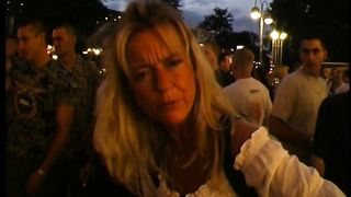 Video porno - donna tettona fa servizio completo