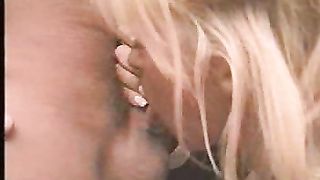 Video porno - mignotta bionda fa soffocone a cazzo duro