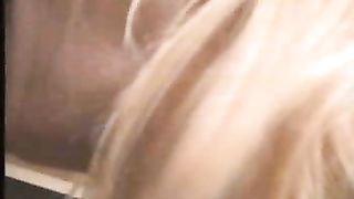 Video porno - mignotta bionda fa soffocone a cazzo duro