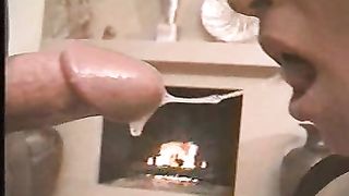 Video porno - mignotta bionda fa soffocone a cazzo duro