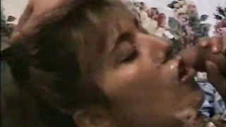 Moglie spagnola spompina il marito