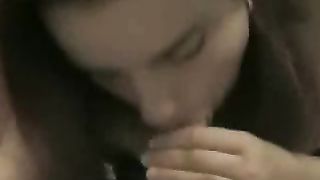 Ragazza fa pompino e sega al fidanzato