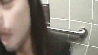 Sesso amatoriale in toilet pubblica