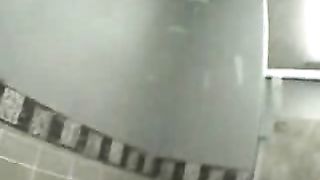 Sesso amatoriale in toilet pubblica