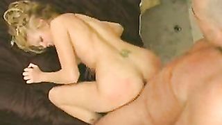 Video porno - bionda porca trombata con forza