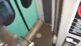 Anteprima del video: Pompino amatoriale nella toilet di un treno