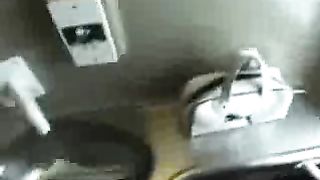 Pompino amatoriale nella toilet di un treno