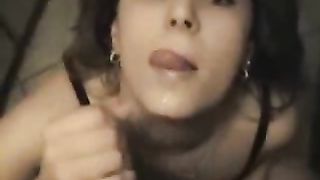 Moglie tettona fa sega in cucina