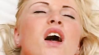 Video porno - ragazza sexy fa sesso anale