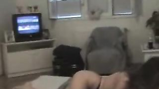 Anteprima del video: Coppia esibizionista fa sesso gratis sul letto