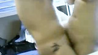 Giovane coppia scopa in lavanderia