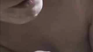 Filmino sesso orale nel bagno