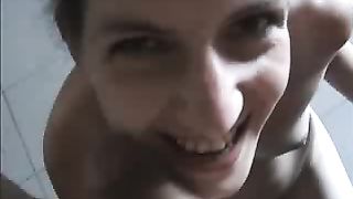 Filmino sesso orale nel bagno