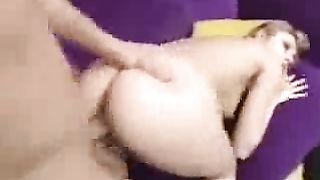 Video porno - tettona sbattuta su divano viola