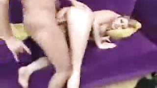 Video porno - tettona sbattuta su divano viola